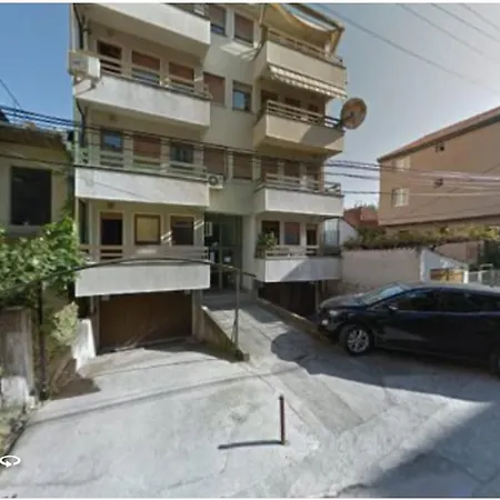 Franc Apartment *